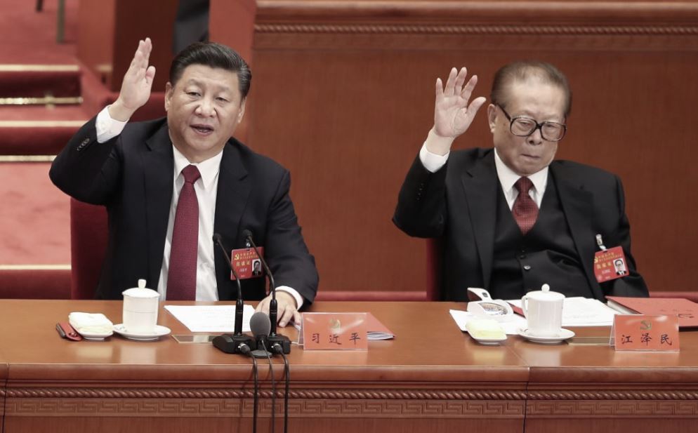 El actual líder del Partido Comunista Chino, Xi Jinping, y el exdictador chino Jiang Zemin. (Imagen de archivo)