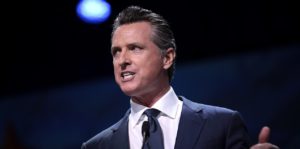 El gobernador de California oculta datos del negocio “turbio” con el régimen chino por mil millones de dólares