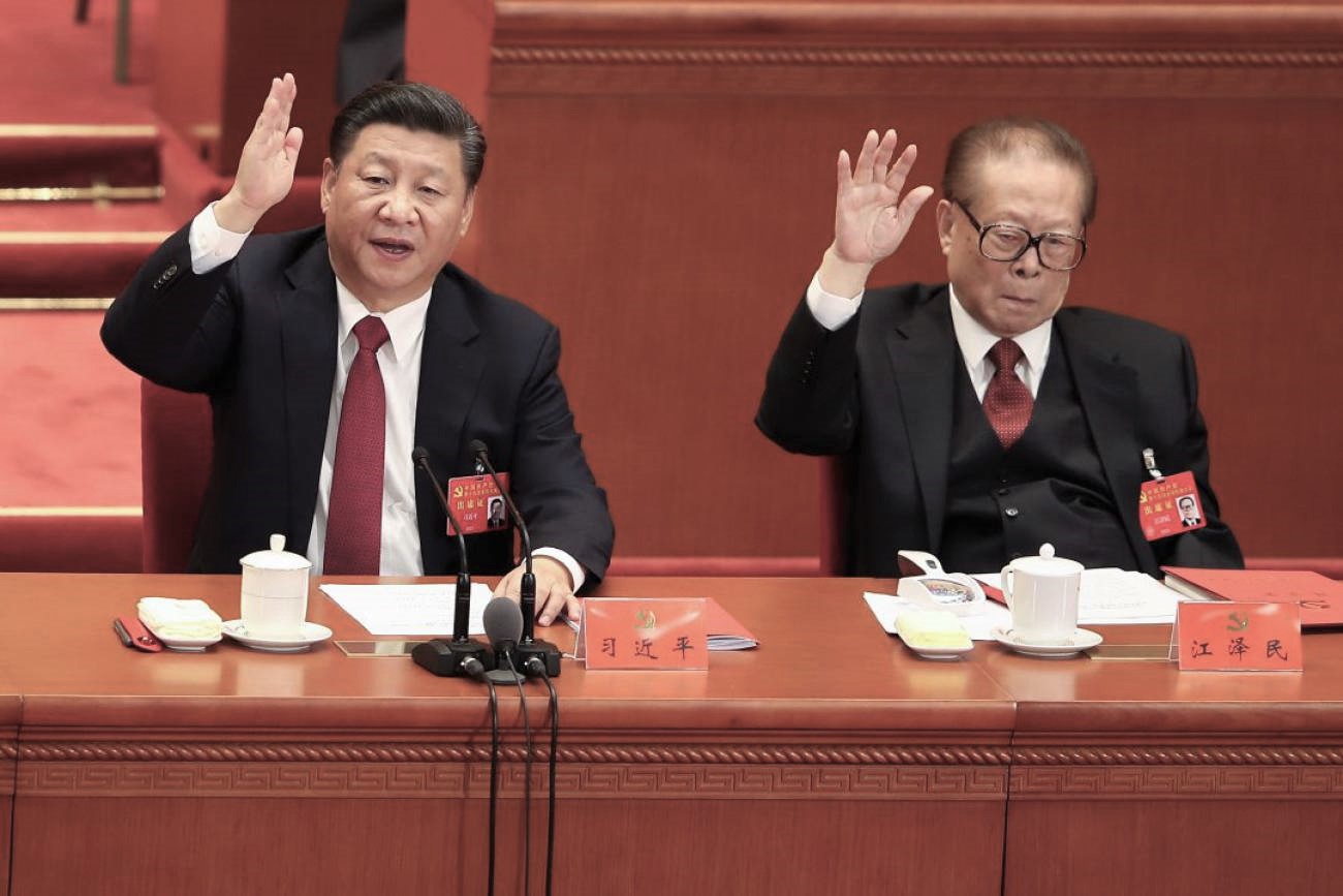 El actual líder del Partido Comunista Chino, Xi Jinping, y el exdictador chino Jiang Zemin. (Imagen de archivo)