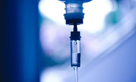 Médicos canadienses ofrecieron la eutanasia a una mujer que quedó paralizada por la vacuna experimental COVID.