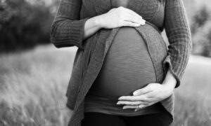 Activista contra la maternidad subrogada pide el fin del “comercio de bebés” multimillonario en todo el mundo