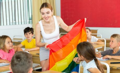 Una guía de la iglesia financiada por una organización benéfica LGBT dice que los niños en edad escolar de hasta 5 años pueden ser transgénero