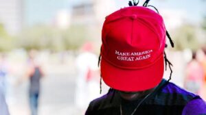 Decenas de seguidores de Trump en Pensilvania usan gorras MAGA para protestar contra la presidenta del consejo de la ciudad que los comparó con los capuchones del KKK