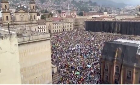 Marchas multitudinarias en Colombia en defensa de la libertad y la democracia