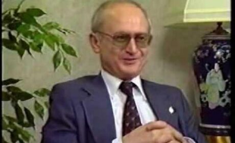 Ex-agente de la KGB explica como destruir una sociedad con la guerra ideológica marxista (Video)