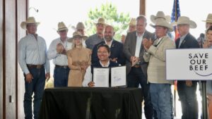 DeSantis firma ley para prohibir la carne de laboratorio en Florida y proteger la agricultura tradicional