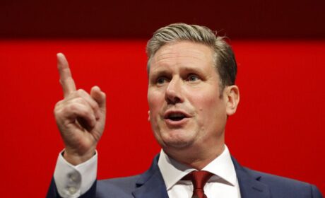 El Gobierno británico lanza un plan antiterrorista que clasificará como «sospechosos» a quienes critiquen la inmigración masiva