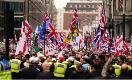 Decenas de miles de patriotas se manifiestan frente al Parlamento británico contra la inmigración ilegal